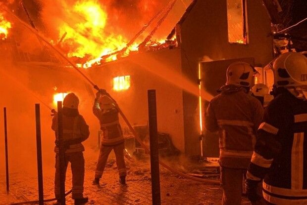 В Рівному горів гараж з автомобілем, власник отримав опіки (Фото, відео)