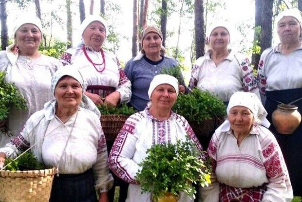 Ягідні пісні і молитви: у волинських селах зберігають обряди збирання у лісі чорниць