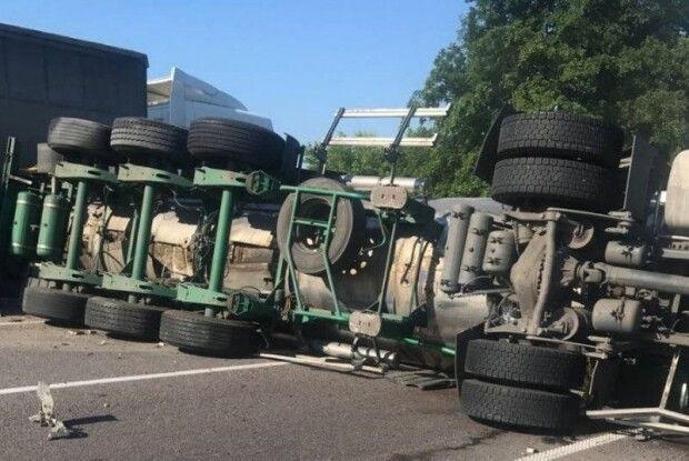 На трасі Київ-Чоп перекинулася фура з цистерною: рух ускладнений