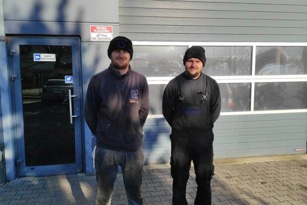 На власному СТО у Польщі брати з Луцька ремонтують авто для ЗСУ