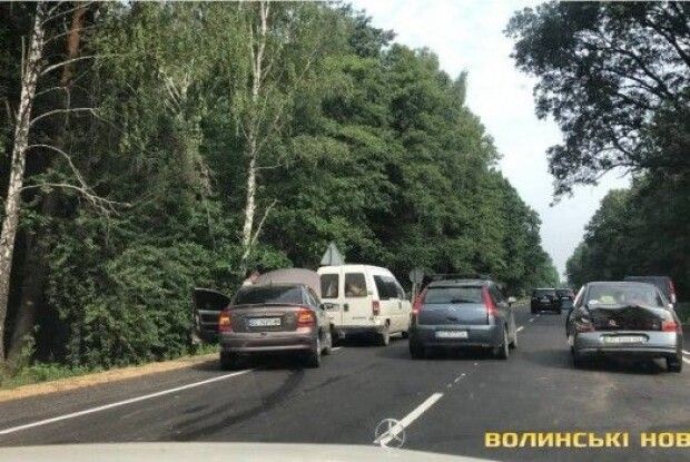 На в'їзді у Шацький нацпарк сталася подвійна ДТП – рух ускладнений (Відео)