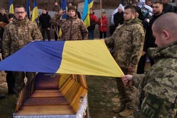 На Рівненщині попрощалися з 33-річним військовим, який помер у госпіталі від тяжкого поранення (Фото)