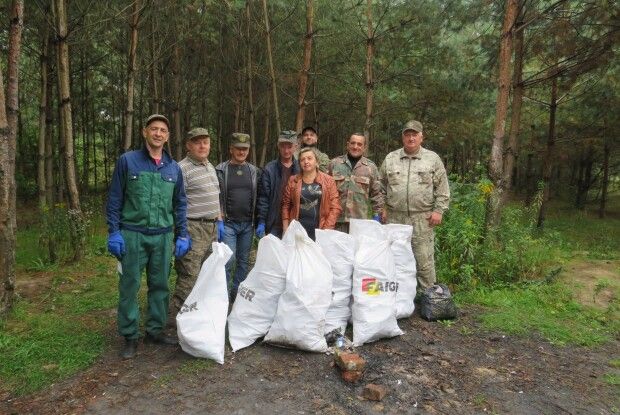 У Цуманській пущі люди прибрали за двоногою свинотою (Фото)