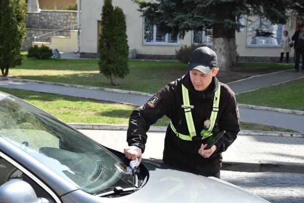 У центрі Луцька за 5 годин виписали 215 штрафів за порушення правил паркування