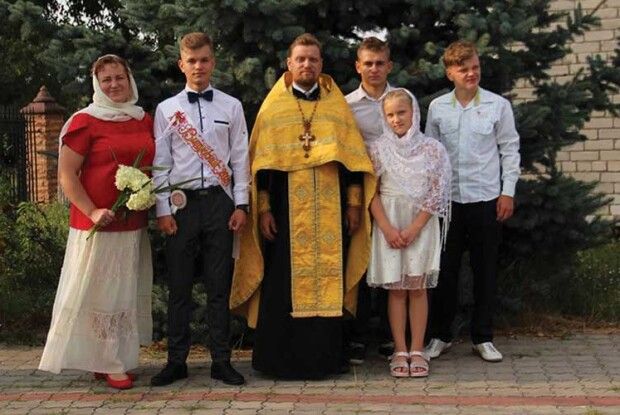 У Качині батюшка ще й на пилорамі працює, а матушка – вчителює!