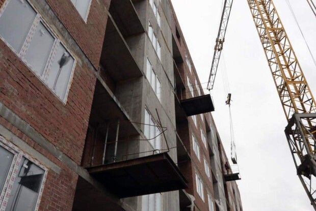 У Луцьку з четвертого поверху впав чоловік 