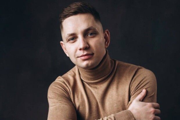 Під час повітряної тривоги волинянин Ігор Левкович грає і співає для вихованців дитсадка 