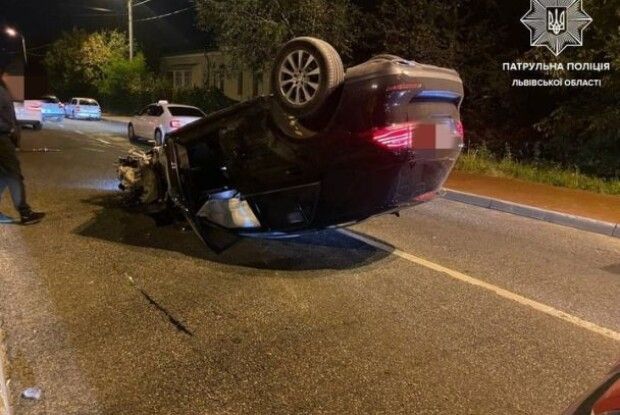 У Львові п'яний водій перекинув автомобіль на дах (Фото)