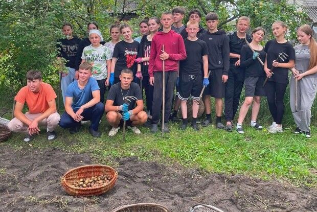 Син на полігоні, а мати з інвалідністю – одна: волинські школярі гуртом вийшли на чужий город