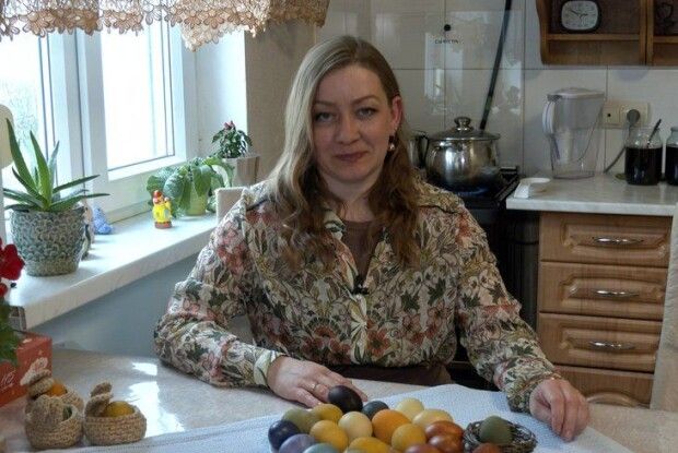 Волинянка фарбує пасхальні яйця натуральними барвниками з понад 50 рослин (Відео)