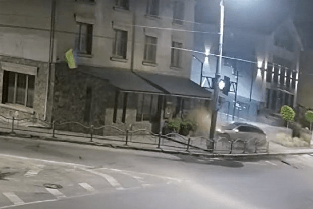 У Луцьку авто на швидкості влетіло в піцерію: з'явилося відео