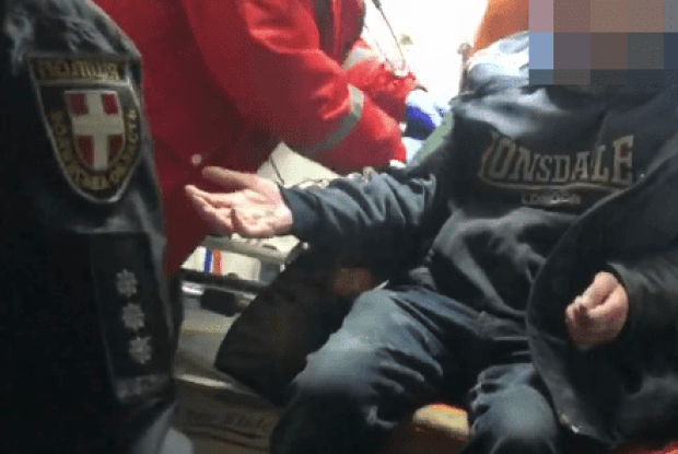 На Волині врятували чоловіка, який безпомічний довго лежав на вулиці