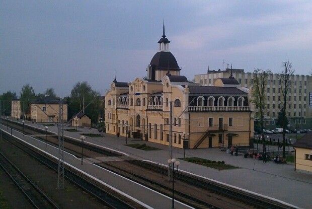 На луцькому вокзалі підліток виліз на вагон і дістав потужний удар струмом (Відео)