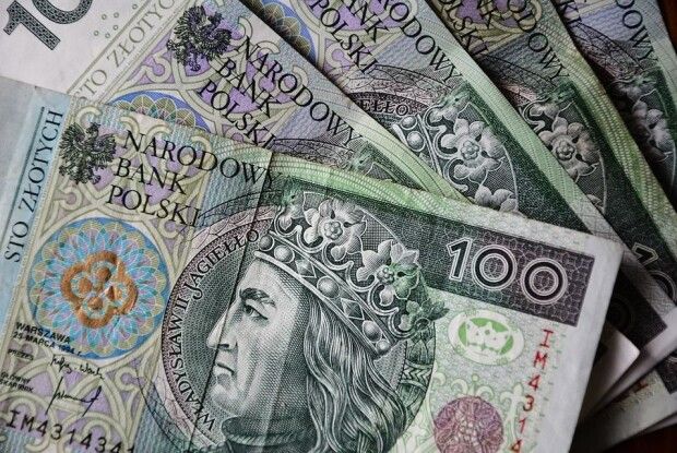 Польський уряд скорочує підтримку біженцям з України