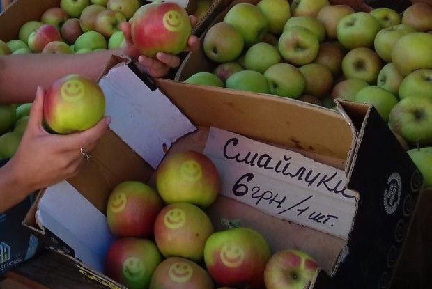 Українець продає яблука зі смайлами