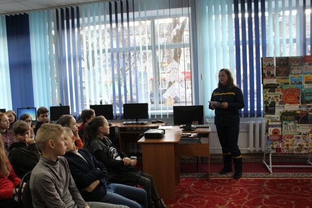 У Луцьку вогнеборка вчила шестикласників крутити голову червоному півню
