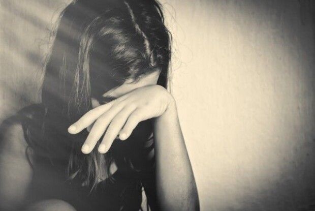 «Чим тебе вбити?!»: жінка в прямому ефірі побила онуку з інвалідністю (Відео)