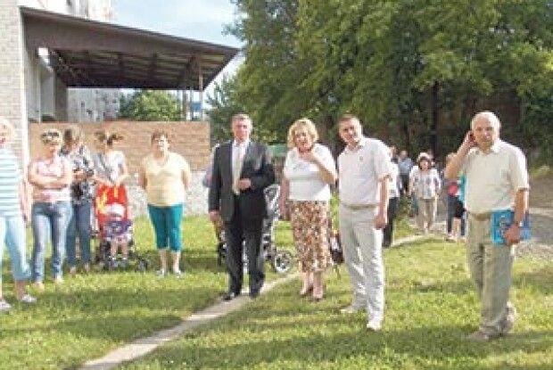 І ДО ДВОРІВ ДІЙШЛИ РУКИ