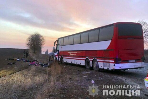 Вирвалися з пекла, щоб загинути в аварії: На Хмельниччині переселенці потрапили у жахливу ДТП (Фото)