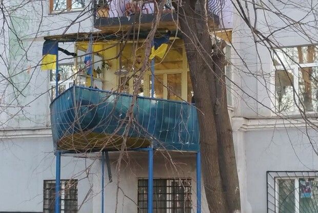 У Києві до балкона… добудували корабель (фото)