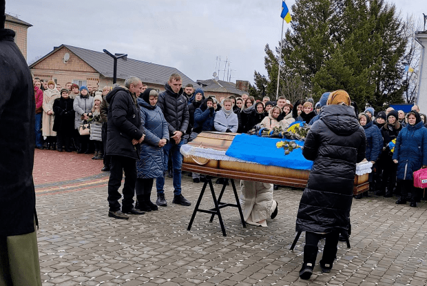 Схиляємо голови: у місті на Волині попрощалися із загиблим воїном (Фото)