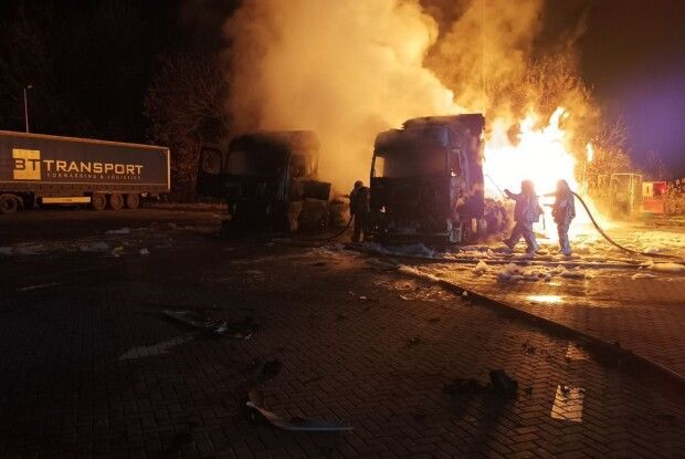На Харківщині третій день триває пожежа на АЗС (Фото)