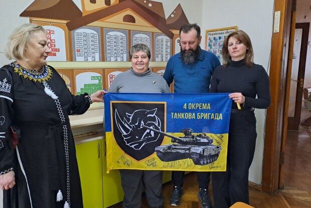 У Луцьку молодь отримала військовий стяг з підписами воїнів