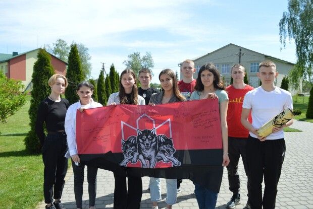 Трепетна зустріч: до сільського ліцею на Волині завітав боєць – випускник закладу 
