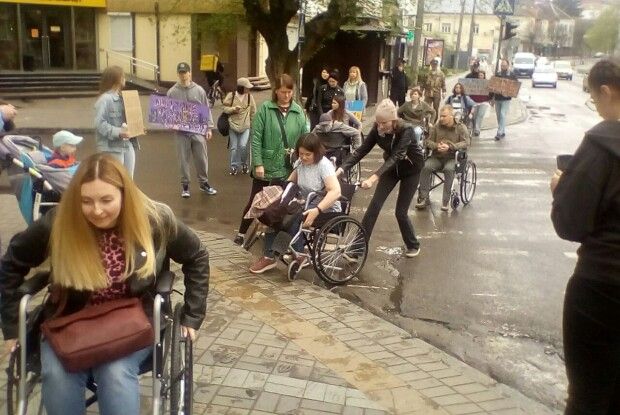 Реалії обласного центру Волині: «Якщо я долав би цей шлях без супроводу, мій лоб був би побитий»