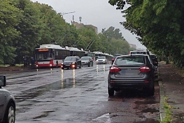 Дощ зупинив рух тролейбусів у Луцьку (Відео)