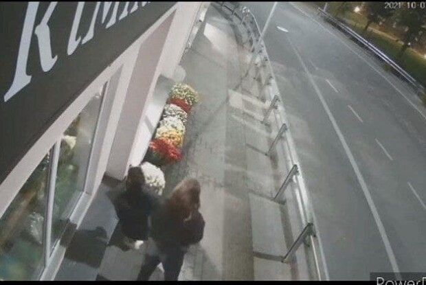 «Через спір»: на Рівненщині дівчата вкрали два горщики з квітами (Відео моменту)