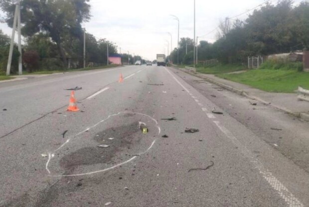 У салоні були діти: на Рівненщині легковик після зіткнення з вантажівкою відкинуло у відбійник (Фото)