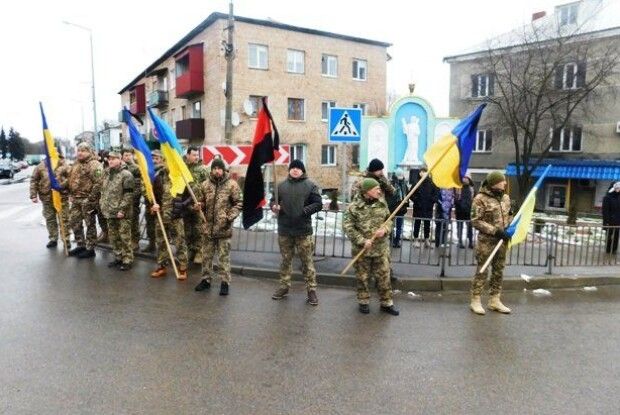 Горохівчани навколішки зустріли полеглого Героя (Фото)