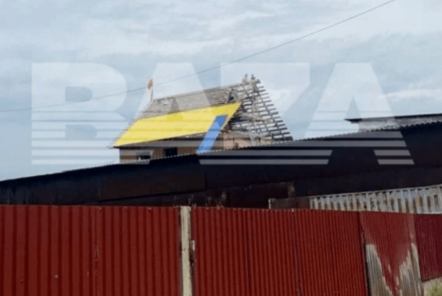 В росії примусили розібрати дах будинку через жовто-блакитний колір