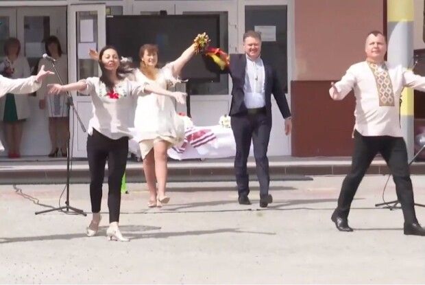 Останній дзвоник усіх шкіл Луцька пролунав одноголосно (Відео. Фото)