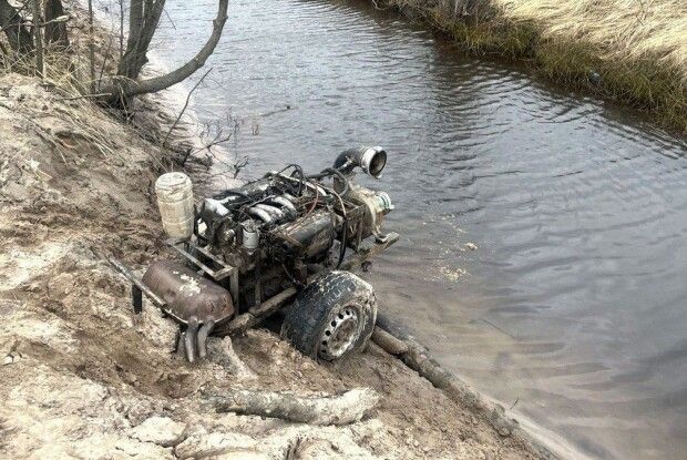 На Рівненщині селяни оточили 7 поліцейських і відібрали знаряддя, вилучені в бурштинокопачів