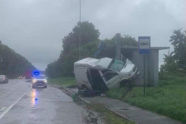 Мікроавтобус на швидкості влетів у зупинку: є загиблий (Фото)