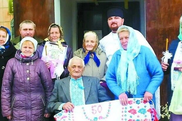 На Волині до шлюбу батька на руках ніс син