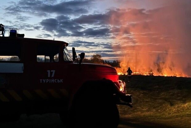 На Волині вогнеборці гасили «Білий налив»