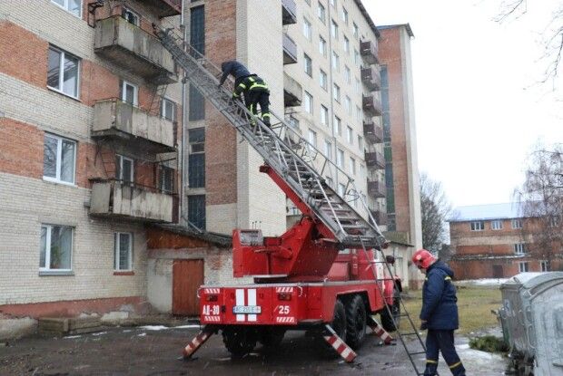 У гуртожитку волинського університету працювали рятувальники, людей евакуювали (Фото) 
