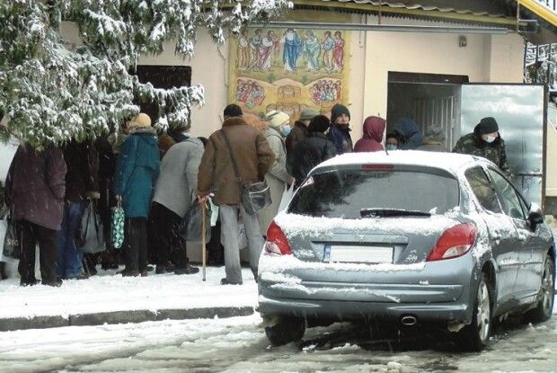 «Кінець епохи бідності», або Чому щодня десятки волинян на холоді стоять в черзі за їжею (Відео)