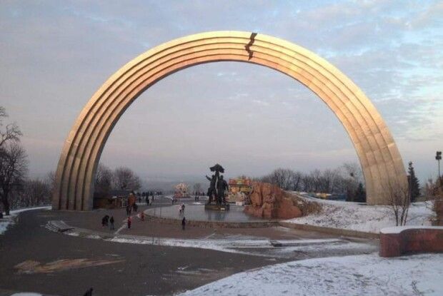 Інститут нацпам’яті закликав повністю демонтувати Арку дружби народів у Києві