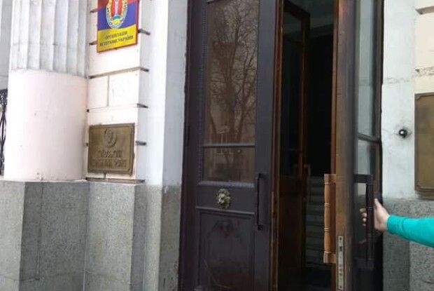 Володимир В’ятрович дав лупня трьом нападникам – «навзамін» одержав відро червоної фарби