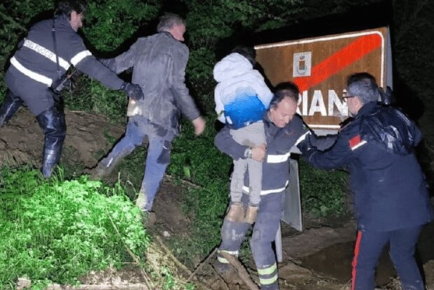 Батько роками ховав дітей у лісі від… коронавірусу