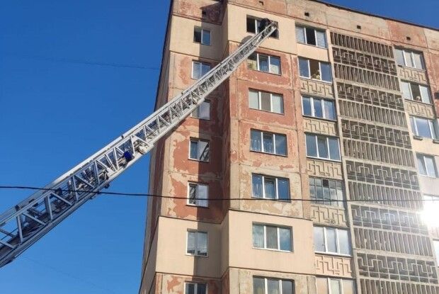 Волинські рятувальники боролися з вогнем у луцькій багатоповерхівці (Фото)