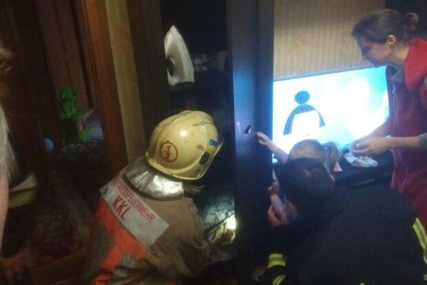 У Рівному 4-річне дівча так запхало руку у шафу, що мусили викликати рятувальників