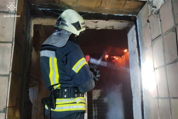 На Волині темної пори невідомі підпалили будівлю