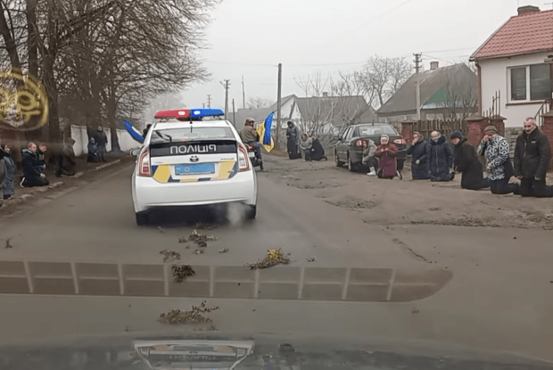 У громаді на Волині сотні людей стали на коліна, проводжаючи полеглого Героя (Відео)