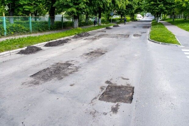 У місті на Волині на дорогах ремонтують ями, глибші за 5 см