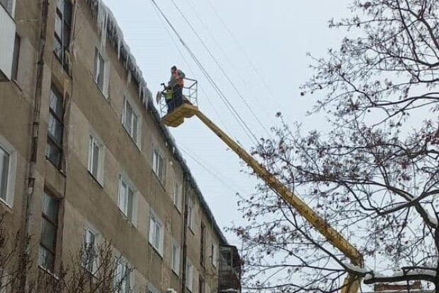 У місті на Волині борються з бурульками